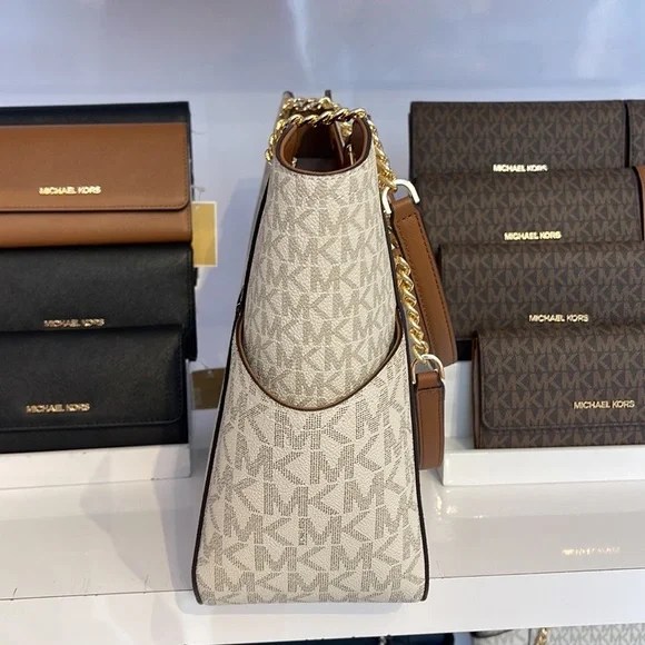 Michael Kors Jet Set Travel Large Chained Tote Shoulder Bag MK Vanilla 
NWT - Picture 4 of 16